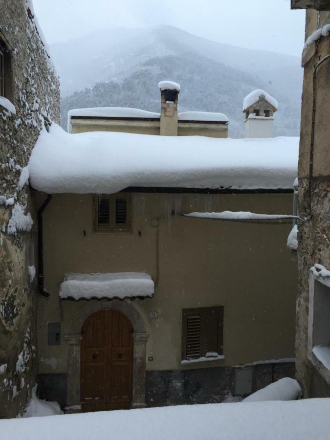 Casa Ai Piedi Della Riserva Naturale Pettorano sul Gizio ภายนอก รูปภาพ